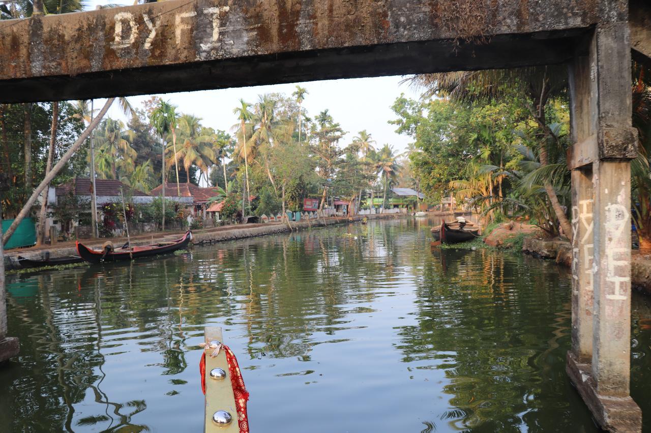 Marari Houseboat Hotel Mararikulam Kültér fotó
